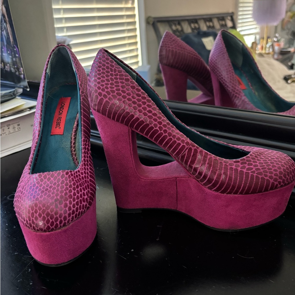 Mojo Moxy Pink Platform Pumps with Textured Finish